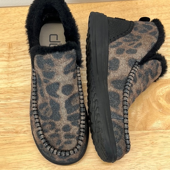 Hey Dude Shoes - Hey dude denny leopard print fur wool slip on booties leo nut sz 8. Ex